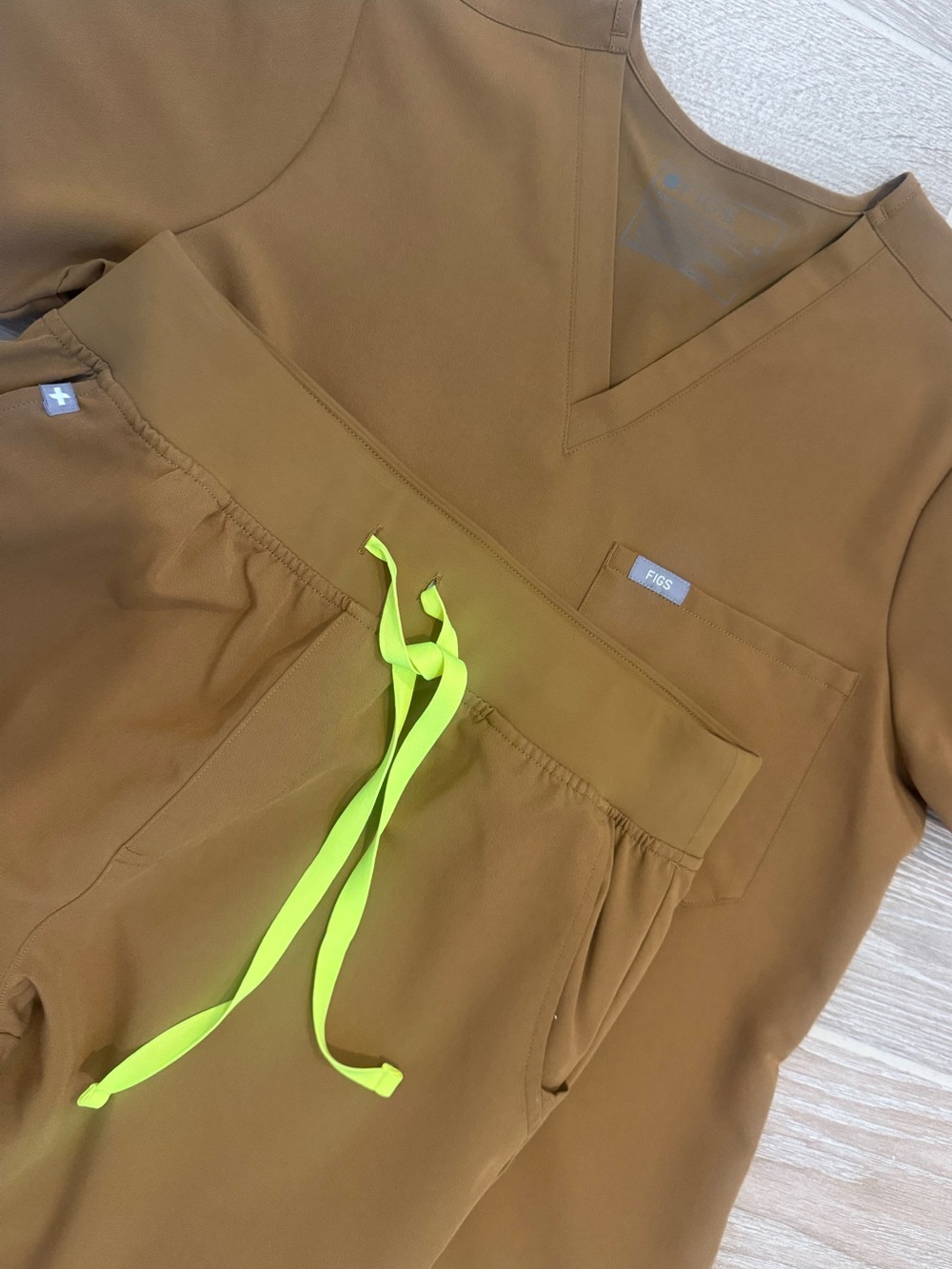FIGS Women’s Scrub Set — Top: Catarina & Bottom: Livingston